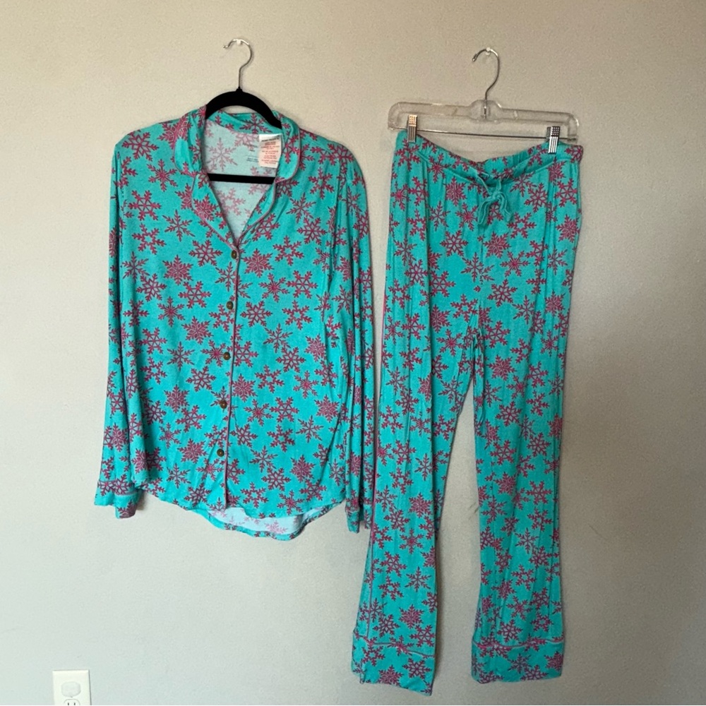 Posh Peanut Queen of Snowflakes L Women’s Pajama set, VGUC